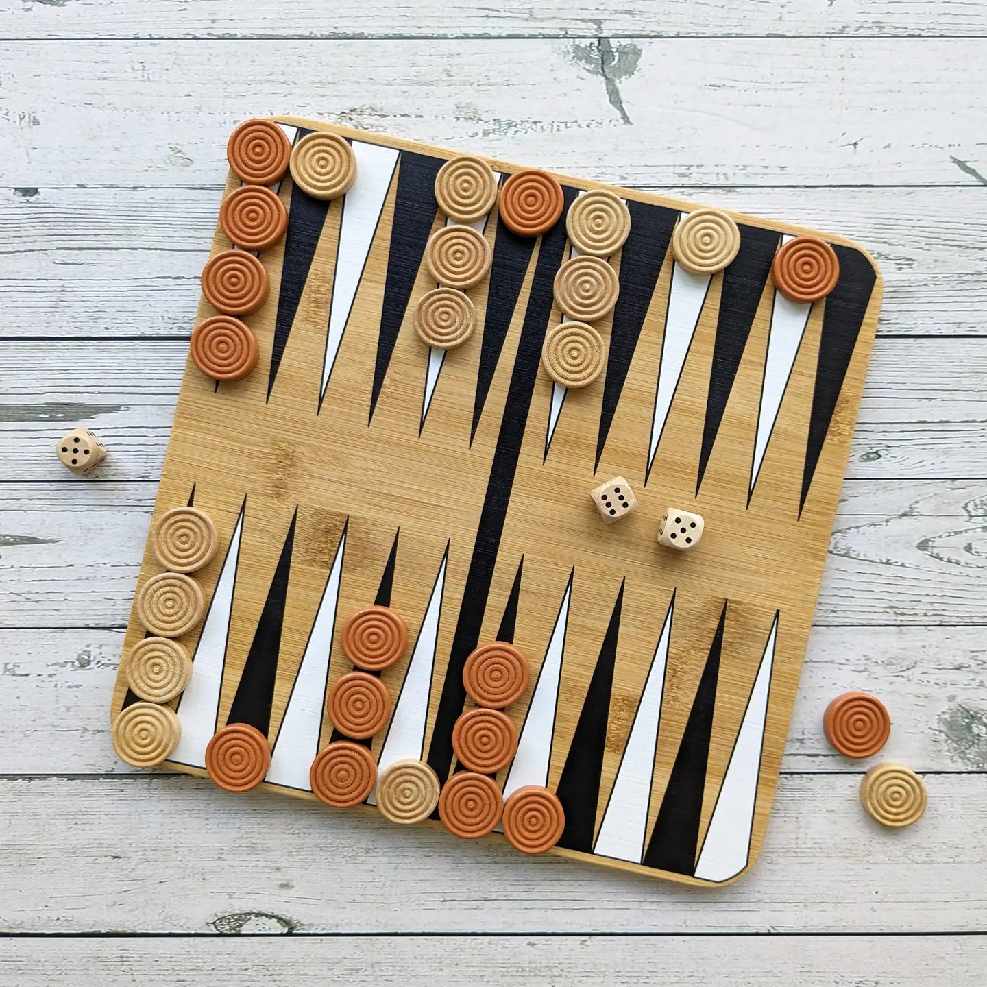 Sjakk & Backgammon – 2 i 1 gavesett i bambus