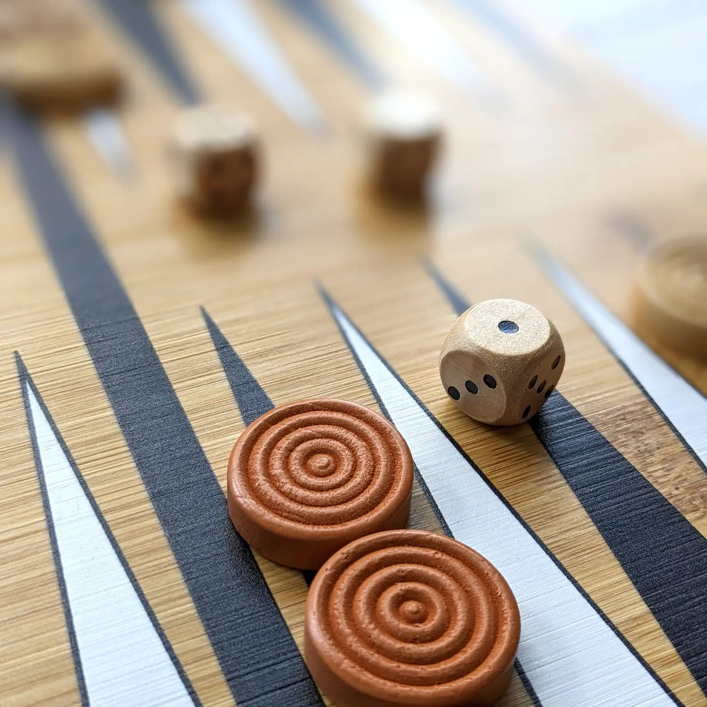 Sjakk & Backgammon – 2 i 1 gavesett i bambus